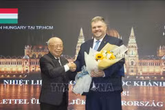 Le Minh Triet (L), Chairman of the Ho Chi Minh City Union of Friendship Organisations, and Hungarian Consul General in Ho Chi Minh City Lehocz Gabor at the event (Photo: VNA)