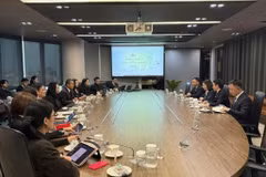 The working session between Chairwoman of Vietnam’s State Securities Commission (SSC) Vu Thi Chan Phuong and Chairman of Thailand’s Securities and Exchange Commission (SEC) Wisit Wisitsora-at in Bangkok on May 28. (Photo: SSC)
