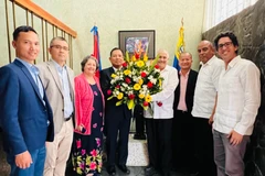 The Vietnamese Embassy in Venezuela congratulate the Cuban diplomatic mission on the occasion of Cuba's 66th National Day. (Photo courtesy of the Vietnamese Embassy)