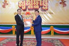 Chairman of the Kien Giang provincial People's Committee Nguyen Thanh Nhan (left) presents gifts and wishes a happy new year to a representative of Cambodia's Kep province. (Photo: VNA) 