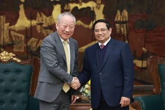 PM Pham Minh Chinh (R) receives Yan Jiehe, founder of the China Pacific Construction Group, in Hanoi on January 9. (Photo: VNA)