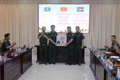 Division 10 under Army Corps 34 presents gifts to the delegation of young military officers of Laos and Cambodia. (Photo: VNA)