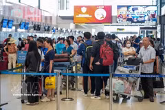 Passengers check in for flights at Noi Bai International Airport in Hanoi (Photo: VNA) 