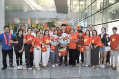 Vietnam’s U17 national team receive a warm welcome from fans upon returning home on April 26, following their impressive victory at the ASEAN U-17 Boys' Championship. (Photo: VNA)