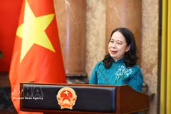 Vice State President Vo Thi Anh Xuan speaks at the meeting on April 27 with 101 outstanding grassroots trade union chairpersons recognised for achievements in workplace dialogue and collective bargaining during 2023-2025 (Photo: VNA)