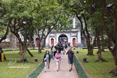 Domestic and international tourists visit Temple of Literature in Hanoi. (Photo: VNA)