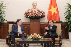 Acting Minister of Foreign Affairs Le Hoai Trung (right) and US Ambassador to Vietnam Marc Knapper at their meeting in Hanoi on September 12 (Photo: VNA)