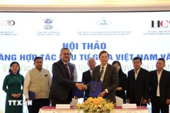 Representatives of the Indian Chamber of Commerce and the Ho Chi Minh City Business Association (HUBA) sign a cooperation agreement at the seminar. (Photo: VNA)