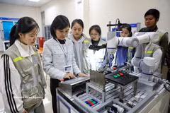 Students practice microcontroller programming at the Vietnam-Korea College of Technology in Bac Ninh province (Photo: VNA)