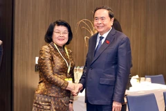 Chairman of the Vietnamese National Assembly Tran Thanh Man (R) meets with his Cambodian counterpart Khuon Sudary in Geneva on July 29. (Photo: VNA)
