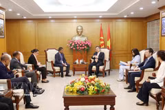 A view of the meeting between Nguyen Thanh Nghi, Politburo member, Secretary of the Communist Party of Vietnam (CPV) Central Committee and Chairman of the CPV Central Committee’s Commission for Policies and Strategies, and a delegation of Timor-Leste’s National Congress for Timorese Reconstruction (CNRT), led by its First Deputy Secretary-General Jacinto Rigoberto Gomes de Deus, in Hanoi on June 9. (Photo: VNA)