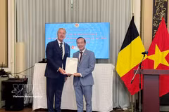 Vietnamese Ambassador to Belgium Nguyen Van Thao (R) presents the decision appointing Belgian entrepreneur Philip Yvonne J. Van Gestel as Vietnam’s Honorary Consul in Antwerp at a ceremony on June 25, 2026. (Photo: VNA)