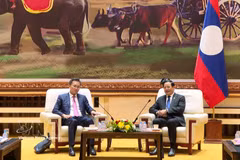Lao PM Sonexay Siphandone (right) receives Vietnamese Auditor General Nguyen Huu Nghia in Vientiane on June 25, 2026. (Photo: VNA)