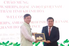Secretary of the Party Committee of Khanh Hoa province Tran Phong (right) meets with Indian Ambassador to Vietnam Tshering Wangchuk Sherpa. (Photo: VNA)