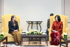 President of the Vietnam Fatherland Front Central Committee Bui Thi Minh Hoai (R) and Vice President of the Cambodian People's Party and President of the National Council of the Solidarity Front for the Development of Cambodia Motherland Samdech Men Sam An at the meeting in Hanoi on January 26 (Photo: VNA)