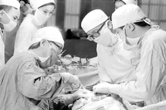 Professor Ton That Tung performs a liver surgery in 1976. (File photo: VNA)