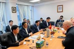 An overview of the meeting between Acting Minister of Industry and Trade Le Manh Hung and Chief Corporate Officer of GE Vernova Roger Romulus Martella. (Photo: VNA)