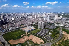 Vietnam is becoming a new hub in the regional supply chain, leading to a sharp increase in demand for industrial real estate, logistics and housing for foreign experts. (Photo: VNA)