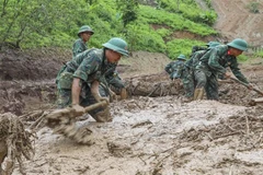 Soldiers search for missing victims in Dien Bien province on the morning of August 2, 2025. (Photo: VNA)