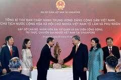 General Secretary and State President To Lam presents a statue of President Ho Chi Minh to the Vietnamese Embassy in Singapore. (Photo: VNA)
