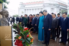 Party General Secretary and State President To Lam, his spouse, and a high-ranking Vietnamese delegation pay tribute to President Ho Chi Minh (Photo: VNA)