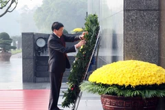 Party General Secretary and President of Laos Thongloun Sisoulith lays a wreath at the Ho Chi Minh Mausoleum in Hanoi on January 27, 2026. (Photo: VNA)