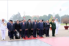 Party and State leaders pay tribute to President Ho Chi Minh at his mausoleum (Photo: VNA)