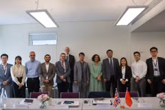 The Vietnamese Embassy in London's Education Section and representatives from the Department of Higher Education (Ministry of Education and Training) visit and hold a working session at Queen Mary University of London. (Photo published by VNA)