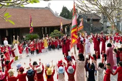 Students from Viet Tri city learn about Xoan singing with traditional Xoan artisans at Hung Lo communal house. (Photo: VNA)
