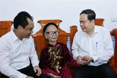 NA Chairman Tran Thanh Man (R) visits heroic Vietnamese mother Ta Thi Tran in Van Xuan ward of Thai Nguyen province on July 20. (Photo: VNA)