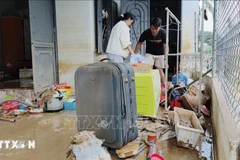 People in Ninh Phuoc commune, Khanh Hoa province clean up their houses after the flood. (Photo: VNA)
