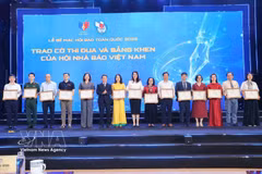 At the closing ceremony of the National Press Festival 2026 in Hai Phong on June 21, the Vietnam Journalists’ Association presents emulation flags to 17 organisations for outstanding performance during the year, including the Vietnam News Agency. (Photo: VNA)
