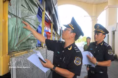 Customs officers check goods transported via Tinh Bien international border gate in An Giang province. (Photo: VNA)