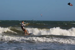 International tourists kite surfing on Mui Ne beach (Photo: VNA)