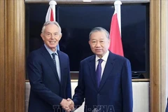 General Secretary of the Communist Party of Vietnam (CPV) Central Committee To Lam (right) and former British Prime Minister Tony Blair at their meeting in London on October 30. (Photo: VNA)