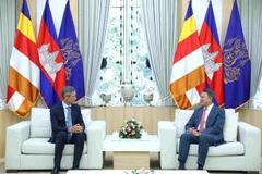 Vietnamese Ambassador to Cambodia Nguyen Minh Vu (L) and Cambodian Deputy Prime Minister and First Vice Chairman of the Council for the Development of Cambodia Sun Chanthol (Photo: VNA)