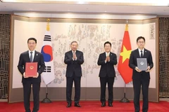 Party General Secretary To Lam (left, back row) and President of the Republic of Korea Lee Jae Myung (right, back row) witness the exchange of the MoU on scientific and technological cooperation between the Vietnamese Ministry of Science and Technology. and the Korean Ministry of Science and ICT. (Photo: VNA)