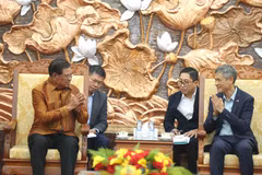Vietnamese Ambassador to Cambodia Nguyen Minh Vu (right) receives Vice President of Cambodian People's Party Samdech Krolahom Sar Kheng on the occasion of Cambodia's Choul Chnam Thmey 2026 (Photo: VNA)