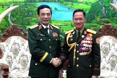 Vietnamese Minister of National Defence General Phan Van Giang (L) meets with his Lao counterpart, Senior Lieutenant General Khamliang Outhakaysone, in Vientiane on December 2. (Source: qdnd.vn)