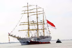 The Indonesian Navy’s sail training ship KRI Bima Suci is towed to Saigon – Hiep Phuoc port. (Photo: VNA)