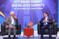 Prime Minister Pham Minh Chinh (R) meets President of the European Council Antonio Costa on the sidelines of the 47th ASEAN Summit in Malaysia. (Photo: VNA)
