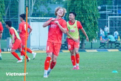 Midfielder Le Viktor of Hong Linh Ha Tinh (centre) is called up for the Vietnam's national men football team along with striker Bui Alex, (Photo: VietnamPlus)