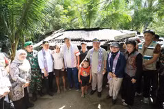 Home Affairs Minister Tito Karnavian (in green shirt) and Housing and Settlement Minister Maruarar Sirait (white polo shirt) visit Siau Tagulandang Biaro (Sitaro) Islands District, North Sulawesi (Photo: ANTARA)
