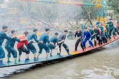 Tourists enjoying entertainment activities in the Mekong Delta region. (Photo: qdnd.vn)