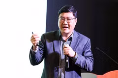 Vice President of the Vietnam Association of Architects and founder of Gallery Architecture & Materials Nguyen Thu Phong speaks at the event. (Photo: tuoitre.vn)
