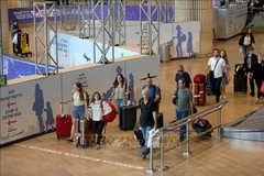Passengers at Ben Gurion Airport in Israel (File photo: AFP/VNA)