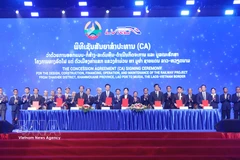 At the signing ceremony of a concession agreement for the design, construction, capital mobilisation, operation and maintenance of the Laos–Vietnam railway project in Vientiane on March 31. (Photo: VNA)