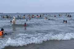 Cua Viet beach is a magnet for both locals and visitors during holidays. (Photo: VNA)