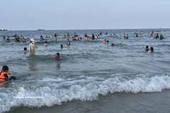 Cua Viet beach is a magnet for both locals and visitors during holidays. (Photo: VNA)