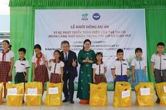 Organisers hand over 40 gift packages to students in difficult circumstances. (Photo: VNA)